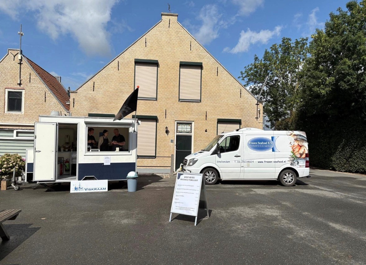 De pizzabus en de kibbeling specialist komen weer naar de camping toe! - 